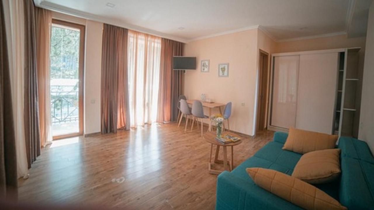 Hotel Surami Bagian luar foto
