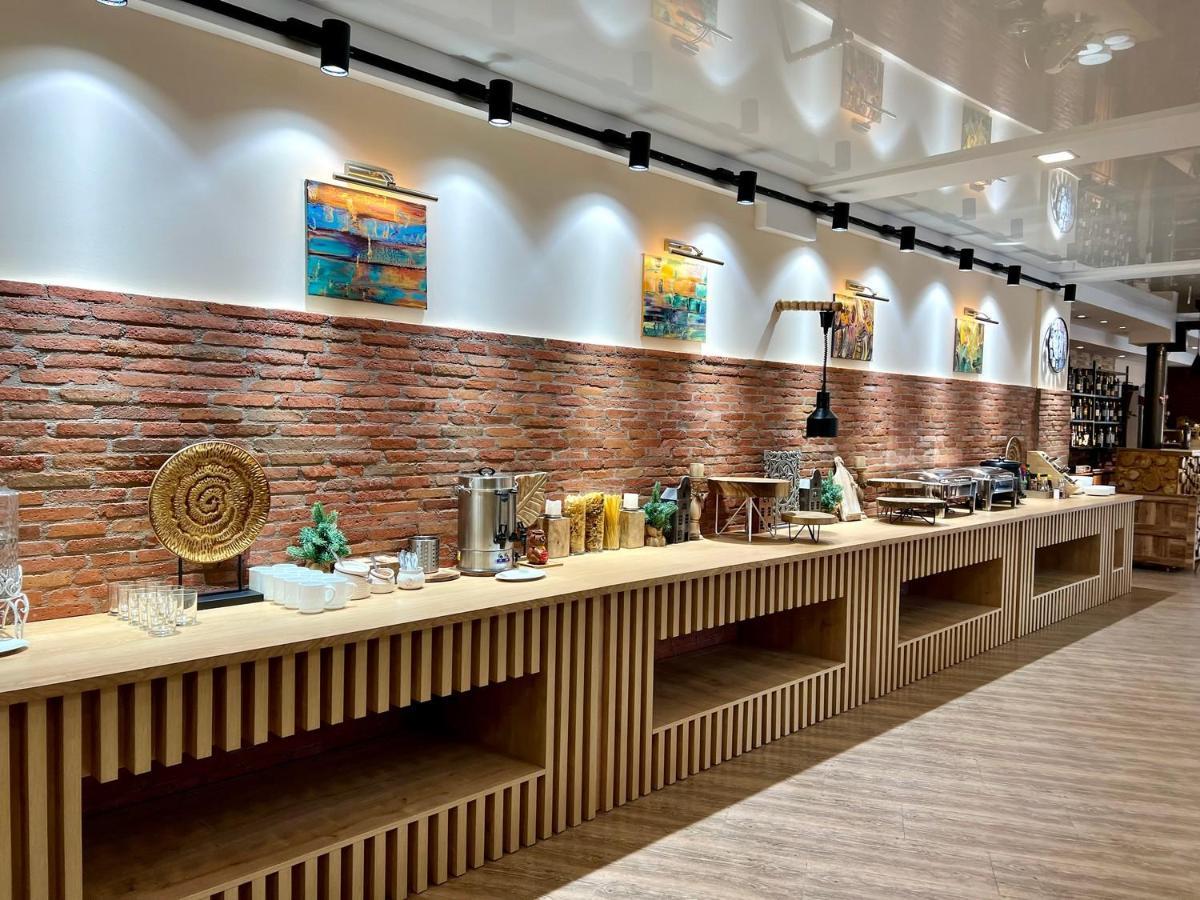 Hotel Surami Bagian luar foto