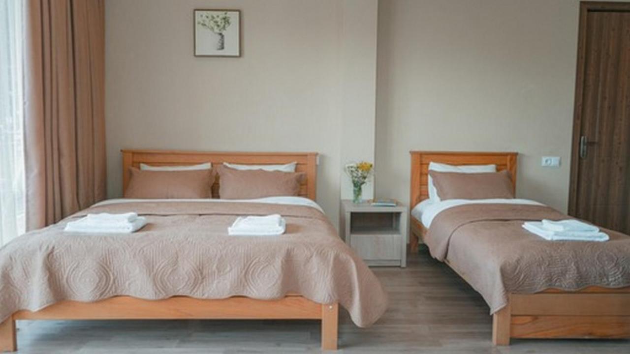 Hotel Surami Bagian luar foto