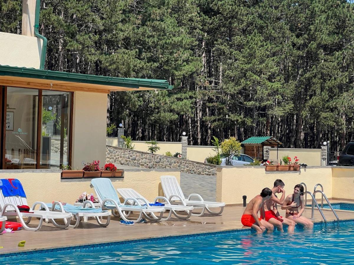 Hotel Surami Bagian luar foto