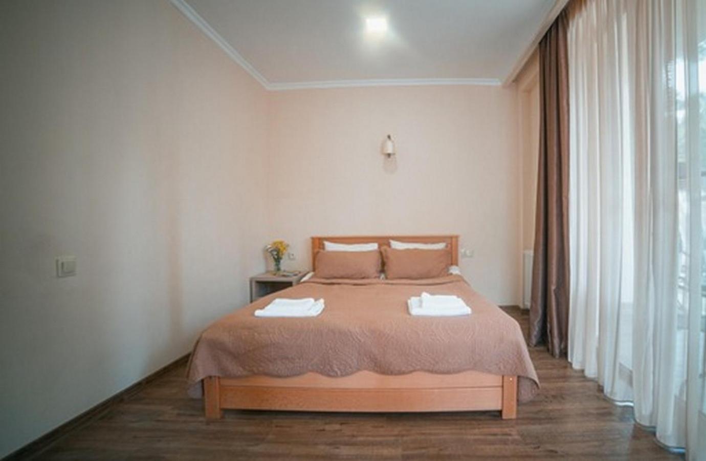 Hotel Surami Bagian luar foto