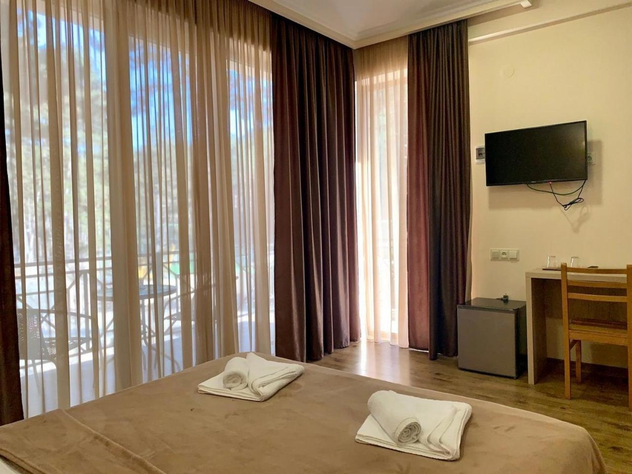 Hotel Surami Bagian luar foto