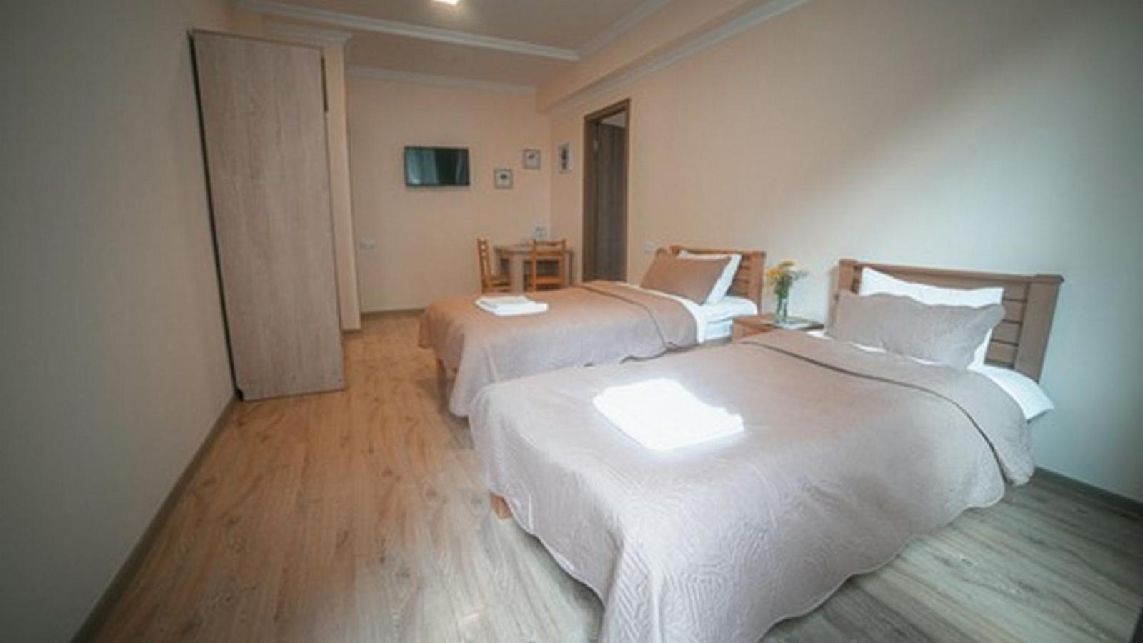 Hotel Surami Bagian luar foto